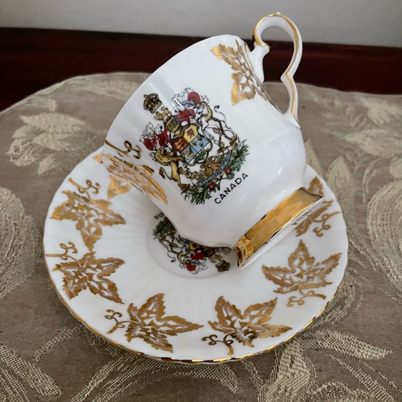 Royal Windsor Canada Gold Maple Leaf Teacup & Saucer - Picture 3 of 13
